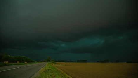 Dramáticas-Nubes-De-Tormenta-Oscuras-En-Timelapse-Sobre-Campos-De-Centeno