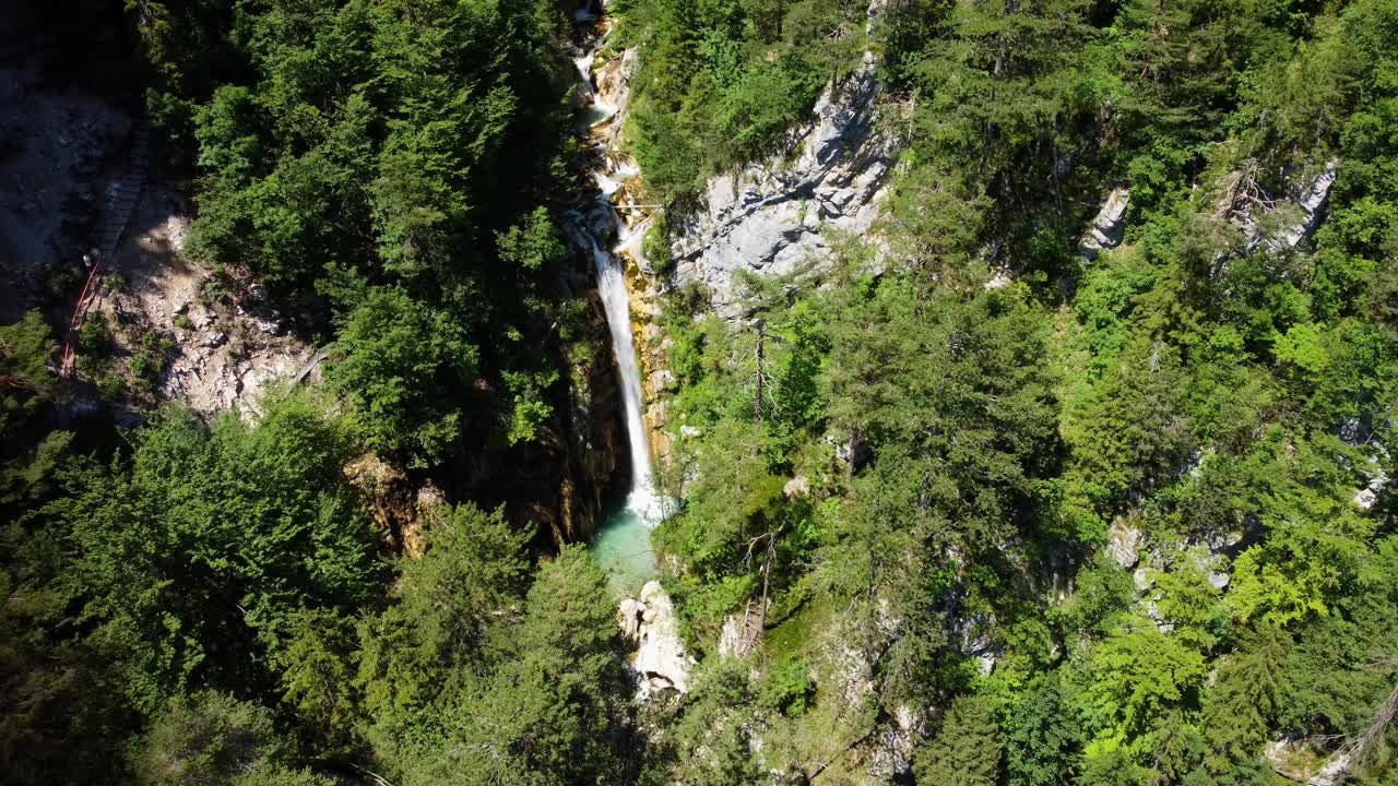 Ripresa aerea stabile di una cascata abbandonata nel mezzo di una foresta e dintorni rocciosi.