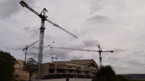 Zeitraffervideo-Aus-Malta-über-Eine-Baustelle-An-Einem-Windigen,-Wolkigen-Tag