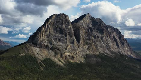 volando alrededor de la majestuosa montaña sukakpak contra las nubes blancas en verano alaska