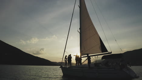 vela al atardecer en un yate