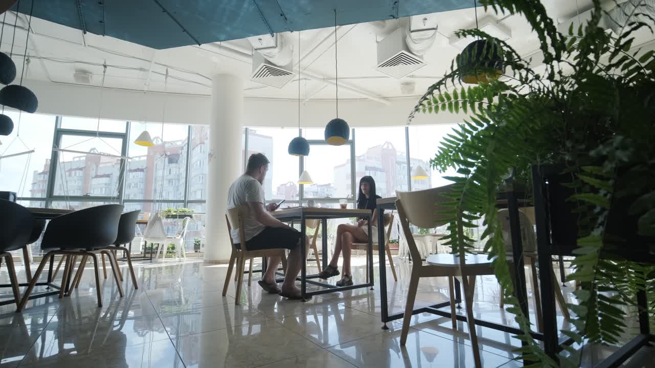 레스토랑에서 피자를 먹는 커플