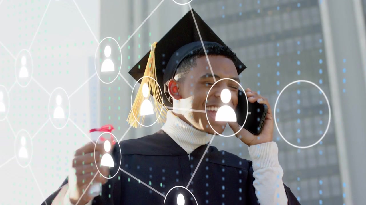 Laureato che ride al telefono e avvia un overlay di rete che mostra un diploma e indica la laurea.