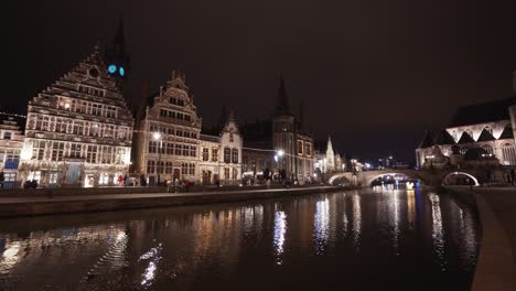 vista estática de los muelles korenlei y graslei en la noche - gante, bélgica