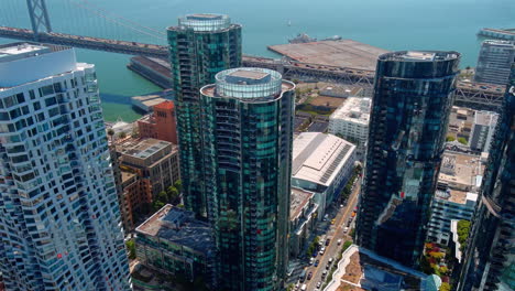 El-Centro-De-San-Francisco-Y-Los-Edificios-De-Apartamentos-Y-Torres-Cerca-Del-Puente-De-La-Bahía-De-Oakland---Aéreo