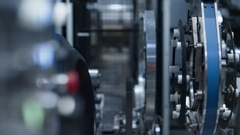 empleado de producción de neumáticos de automóviles manteniendo un primer plano de la máquina tecnológica moderna