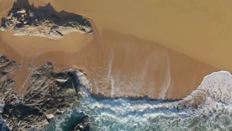 Luftbild-Mit-Drohne-Von-Lloret-De-Mar-Unberührter-Strand-Mit-Grüner-Vegetation-Im-Mittelmeer-Türkisfarbenes-Wasser-Von-Oben