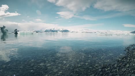 氷の湖でのボートの時間経過