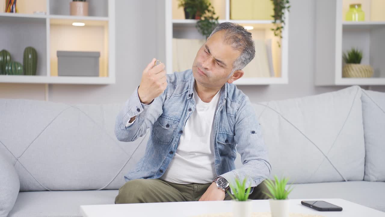 떠나려는 남자는 반지를 벗는다.