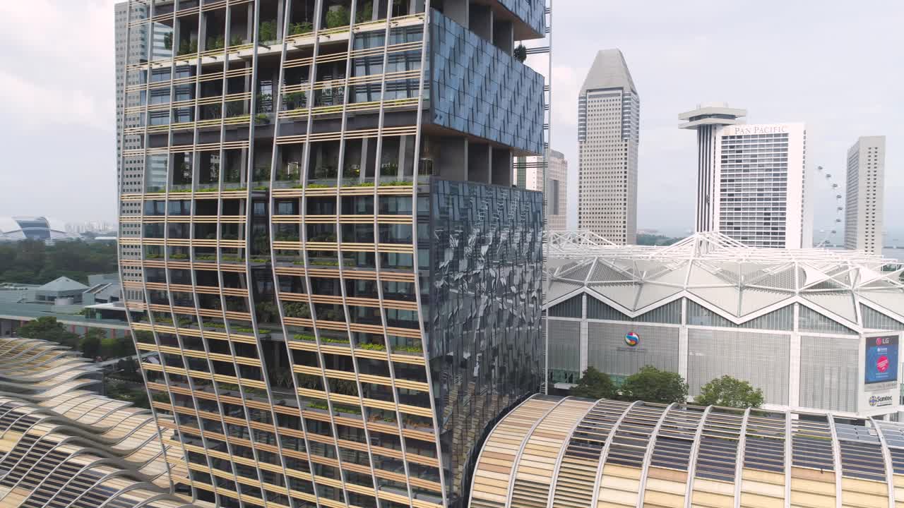 Design architettonico moderno di un grattacielo a Singapore