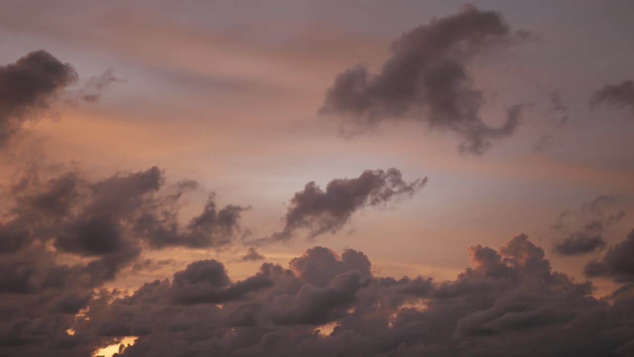 hermosa puesta de sol nublado cielo cálido de vainilla en vacaciones de verano durante el día, cielo natural de la isla tropical bakground