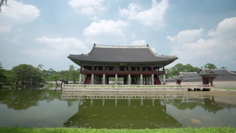 pabellón gyeonghoeru en el palacio gyeongbokgung el día de verano