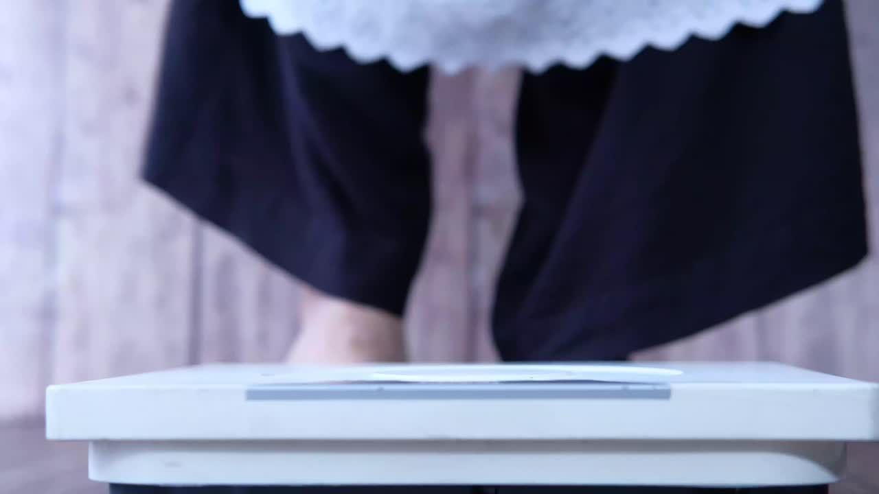 척도 위 에 서 있는 사람