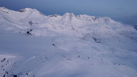 Eine-Gruppe-Von-Bergsteigern-Erreicht-Endlich-Den-Gipfel-Und-Bereitet-Sich-Auf-Eine-Abenteuerliche-Bergabfahrt-Vor