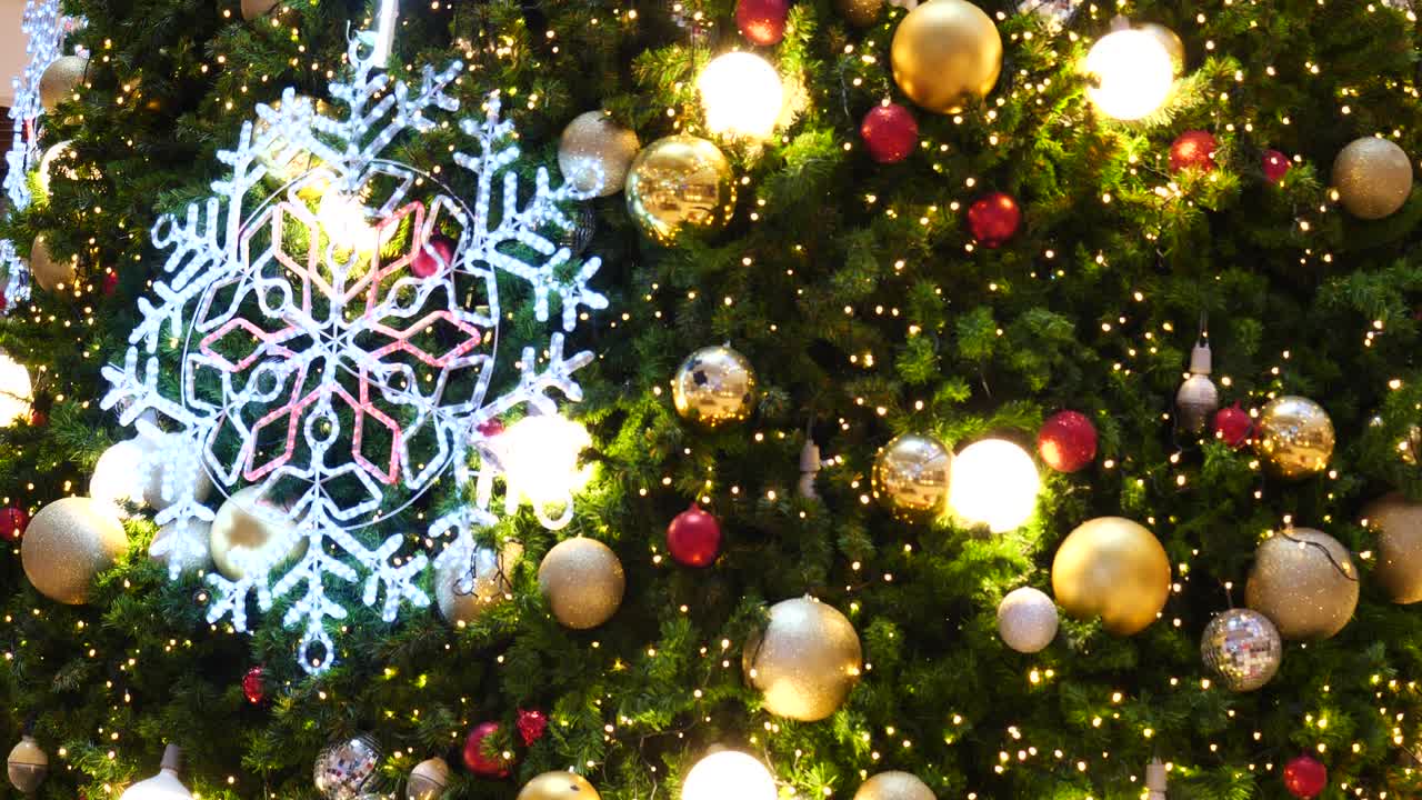 copo de nieve blanco colorido bolas brillantes bola de adorno decorado árbol de navidad. vacaciones invierno xmas feliz decoración de festival de año nuevo. bola de copo de neve en árbol de navidad. feliz navidad decorar