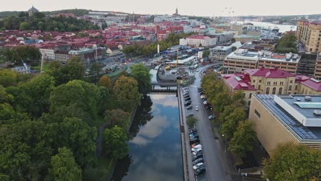 exuberantes árboles verdes en kungsparken cerca de la ciudad y el canal en gotemburgo, suecia durante la pandemia