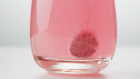 comprimido rosado que se disuelve en agua