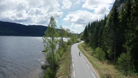 Ciclista-De-Carretera-Montando-En-La-Hermosa-Naturaleza-En-Noruega