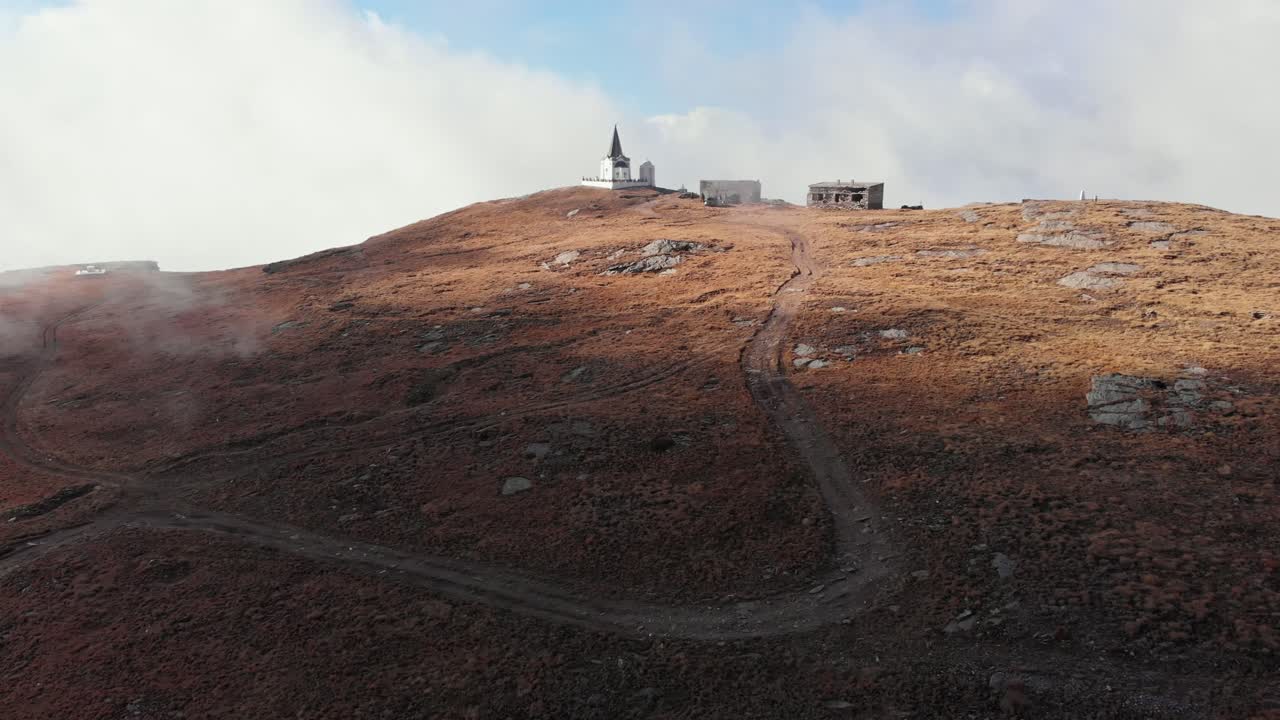 video de drones volando sobre la cima de la iglesia ortodoxa neblinosa montaña nublada kaimaktsalan