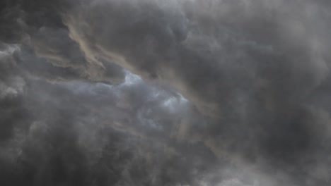 Gewitter-Superzelle-Dunkelheit-Wolken-Am-Himmel-4k