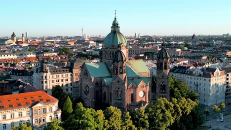 vista aérea de la iglesia de lucas en múnich