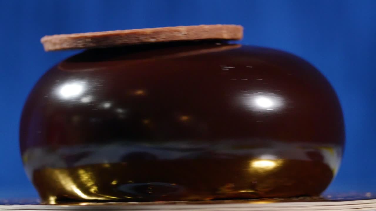 postre de mousse de chocolate oscuro