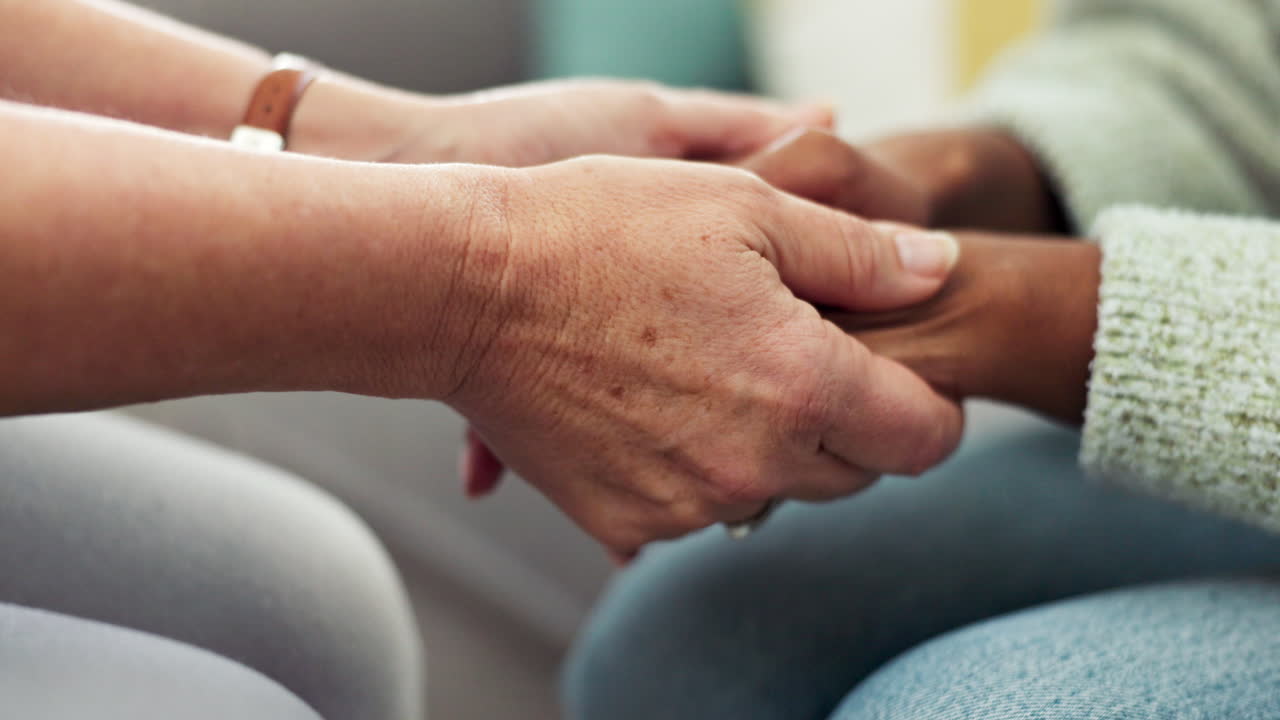 primer plano, personas y tomándose de la mano para apoyo