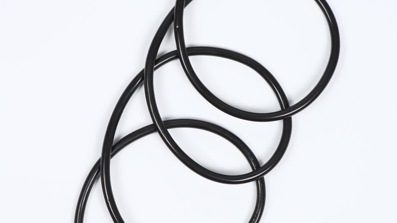 alambre negro aislado en blanco. vista superior. movimiento de bucle. rotación 360.