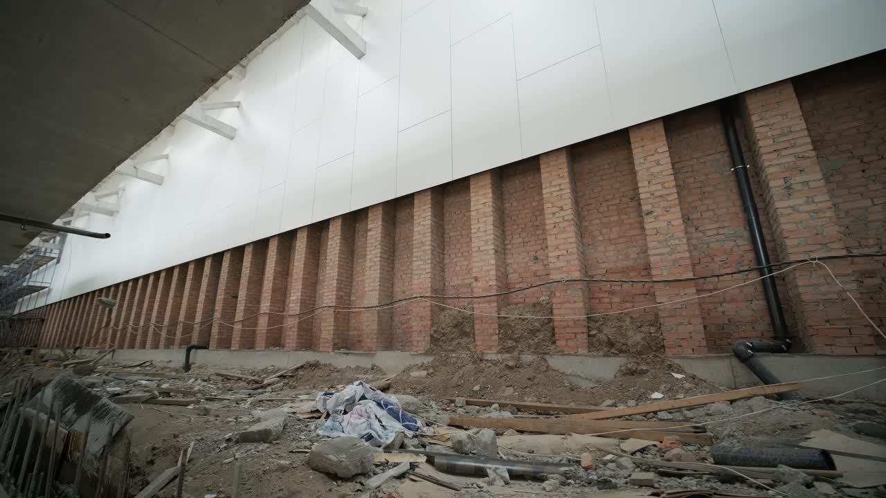 escena de un gran sitio de construcción de una oficina comercial