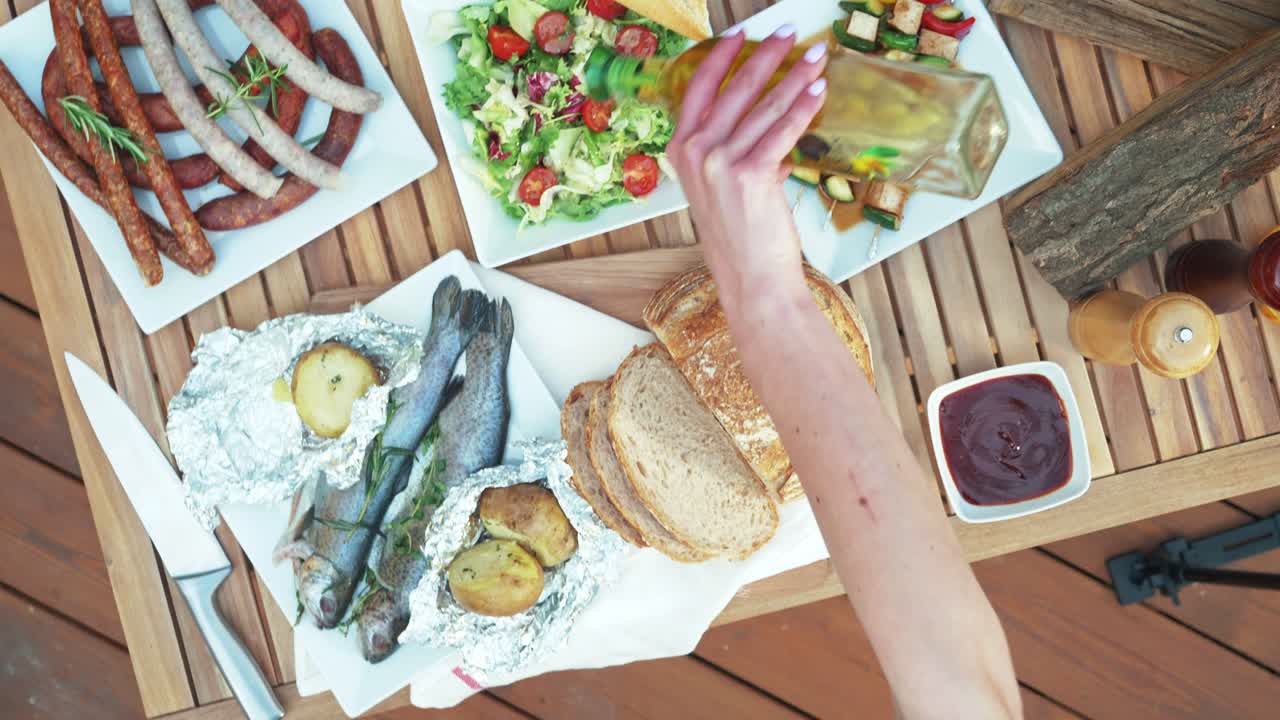 vista de grúa sobre una mesa llena de deliciosas comidas a la parrilla