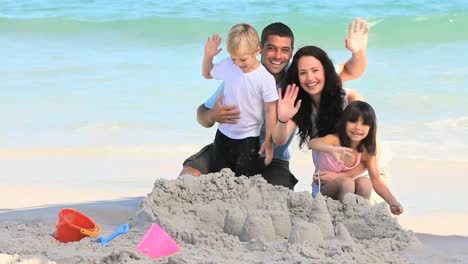 familia agitando las manos hacia la cámara