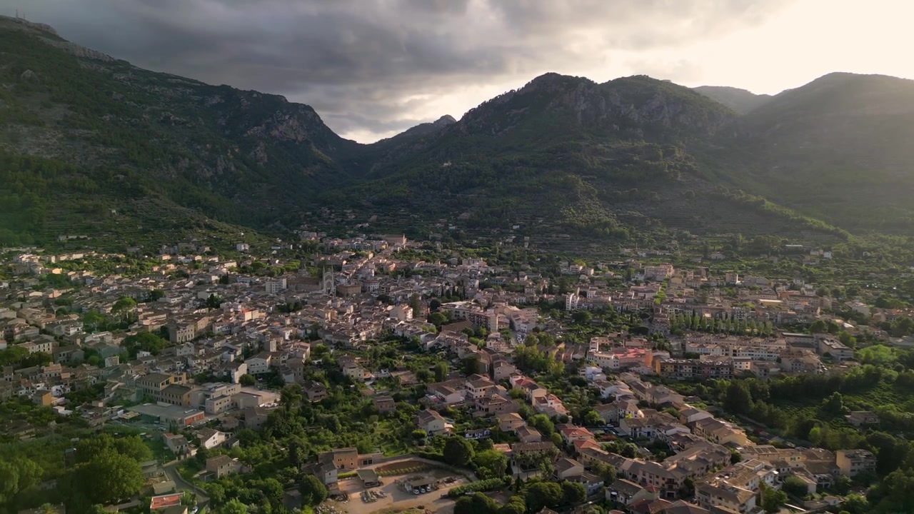 Villaggio di montagna di Fornalutx Sóller, Isola di Maiorca, Spagna, Monti della Tramuntana, vista aerea