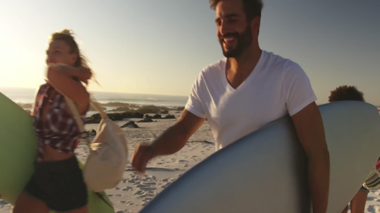 Junge Erwachsene spazieren am Strand bei Sonnenuntergang 4k