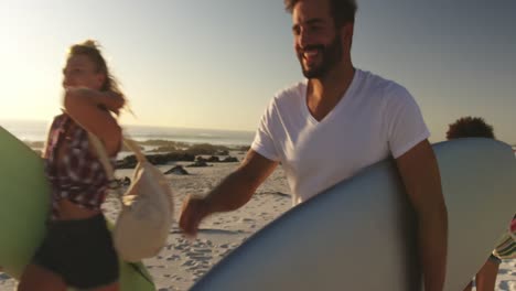 Junge-Erwachsene-Freunde,-Die-Bei-Sonnenuntergang-Am-Strand-Spazieren-Gehen-4k