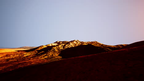 montañas de colores en el atardecer de verano