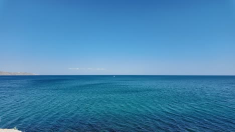 Una-Impresionante-Exhibición-De-La-Costa-De-Crimea-Con-Brillantes-Aguas-Turquesas-Que-Se-Extienden-Bajo-Un-Cielo-Azul-Claro,-Invitando-A-La-Exploración-Y-La-Tranquilidad.