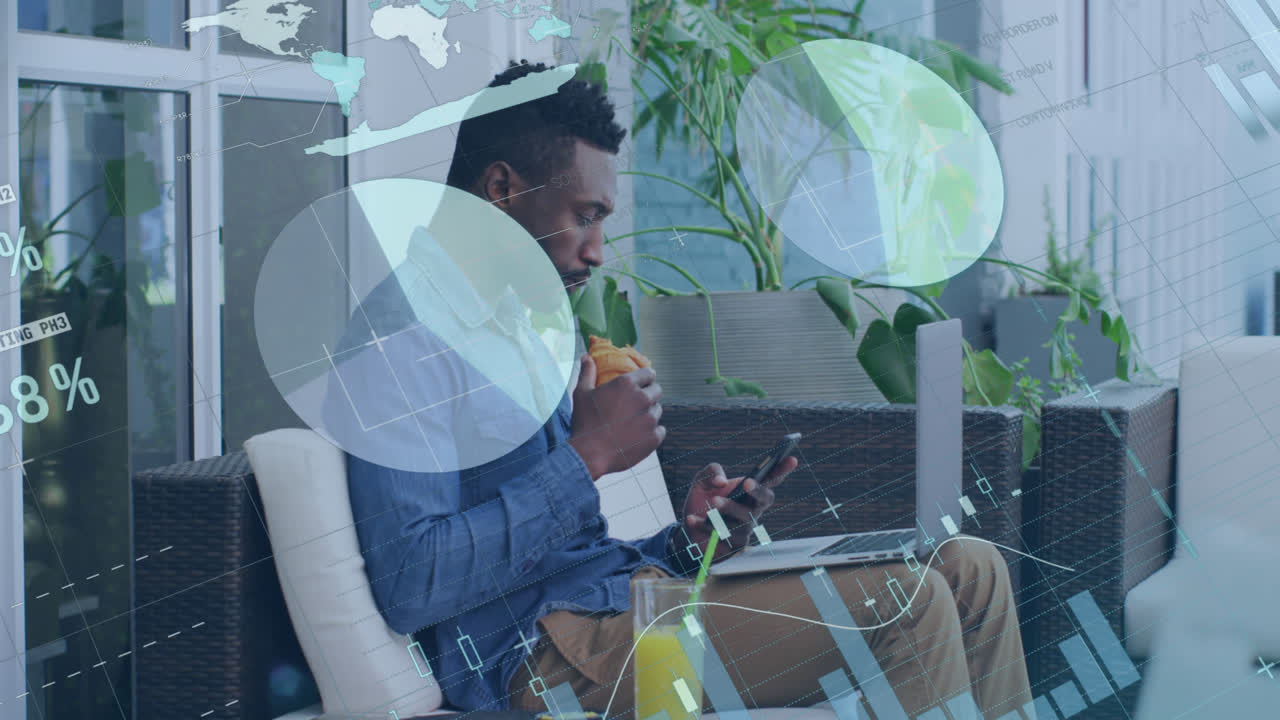 procesamiento de datos estadísticos contra un hombre afroamericano que usa una computadora portátil y tiene un bocadillo