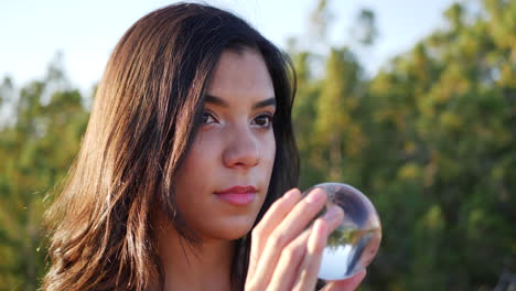 Una-Mujer-Hermosa-En-Un-Mundo-De-Fantasía-Mística-Con-Los-Ojos-Mirando-Una-Bola-De-Cristal-Mágica-De-Cerca