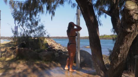 Mujer-Sexy-Con-Un-Traje-De-Baño-De-Dos-Piezas-Tomando-Una-Ducha-En-La-Playa---Playa-De-Duranbah---Nueva-Gales-Del-Sur,-Australia