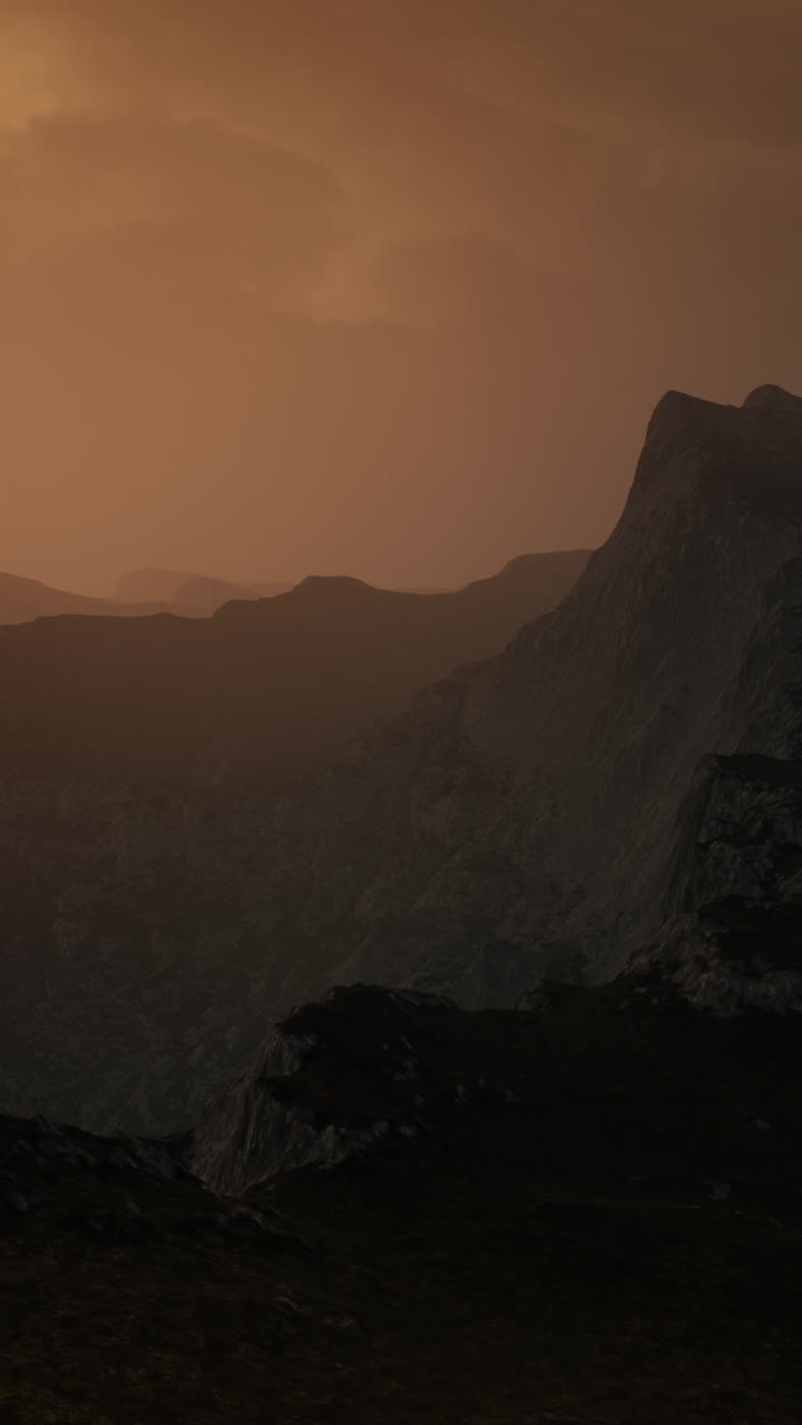 산맥 위에서 놀라운 해가 지는 모습