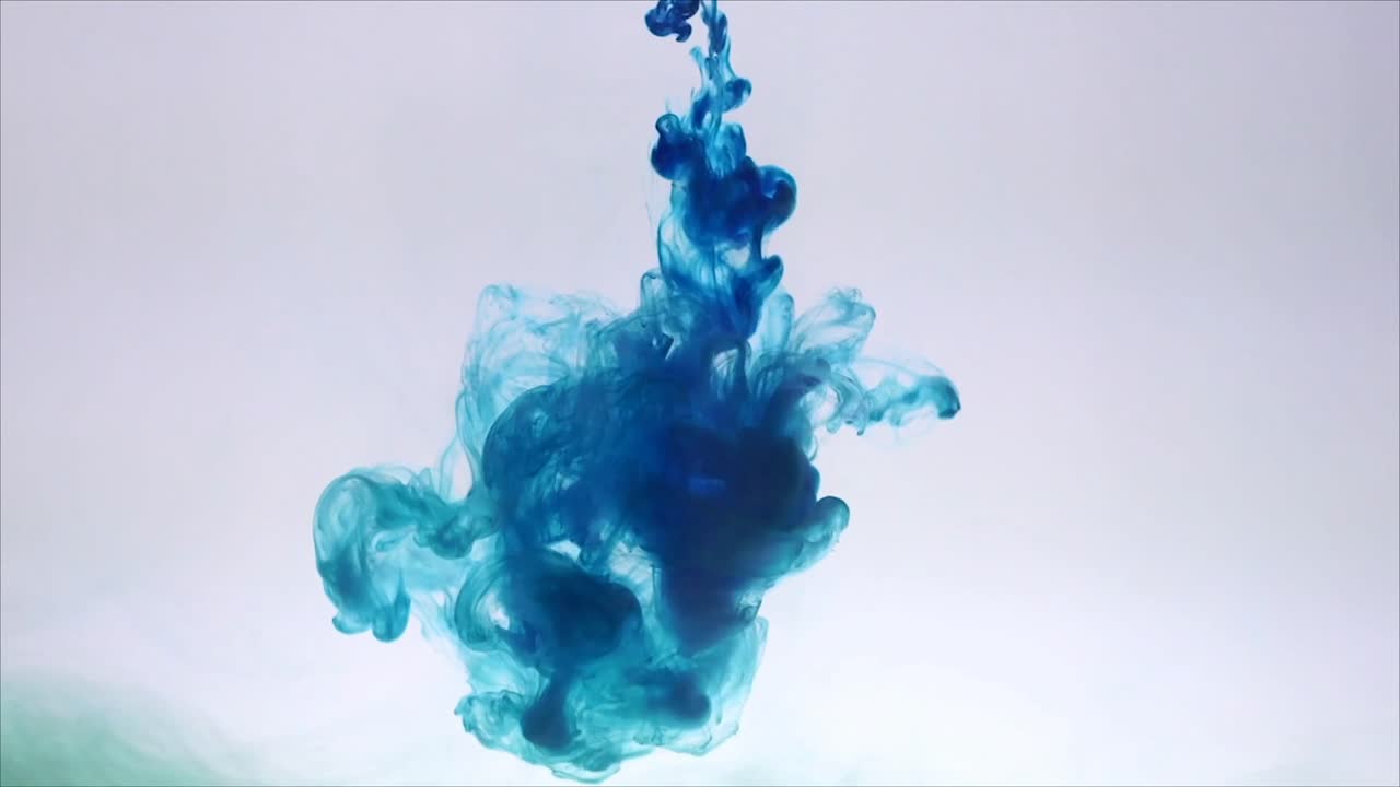 Inchiostro blu che si dissolve e crea forme astratte nell'acqua