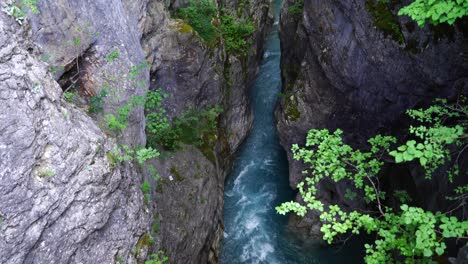 Hermoso-Cañón-En-Albania-Visto-Desde-Arriba,-árboles-Verdes-En-Una-Ladera-Rocosa-Sobre-Un-Arroyo-De-Agua-Esmeralda