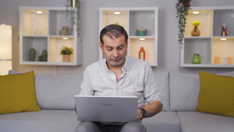 expresión negativa de un hombre usando una computadora portátil.