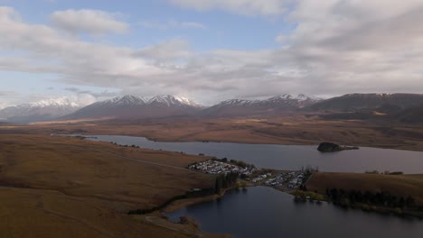 lake clearwater camping con montañas cubiertas de nieve en el fondo