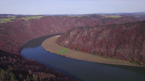 una sección del bucle del danubio en el otoño una curva serpenteante en el río