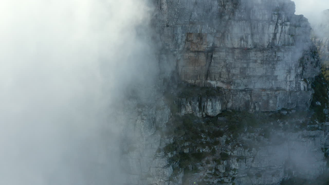 justo debajo de la estación de cable montañas de cable nubes