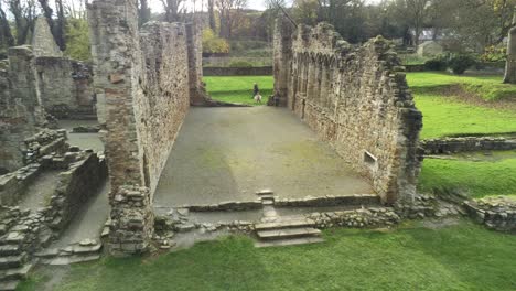 basingwerk abadía hito medieval ruinas galesas abandonadas vista aérea interior alejarse