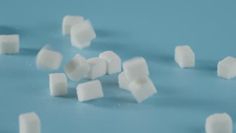 los cubos de azúcar caen sobre la mesa.