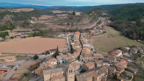 Oristà,-Un-Pueblo-Histórico-En-España,-Rodeado-De-Exuberantes-Colinas-Y-Campos,-Vista-Aérea