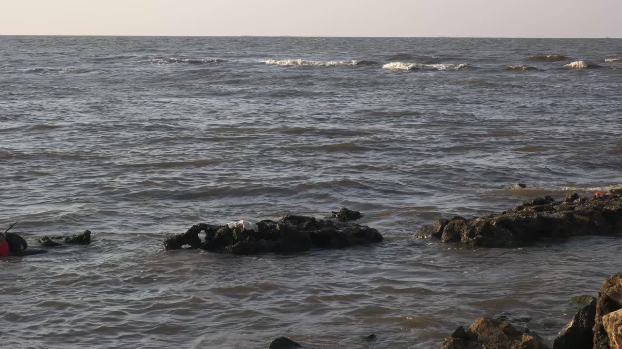 오후에 바다의 파도에 부딪힌 바위